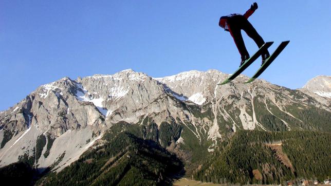 Ein Skispringer in der Luft