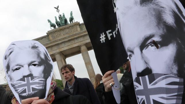 Eine Protestkundgebung im Mai 2019 in Berlin von Demokratie in Europa (DiEM25) unter dem Motto: "Wir sind alle Julian Assange".