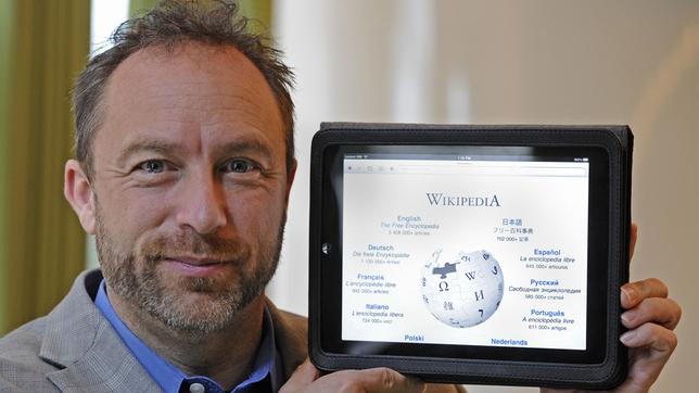 Bild: picture-alliance/dpa Jimmy Wales hält ein Tablet mit Wikipedia