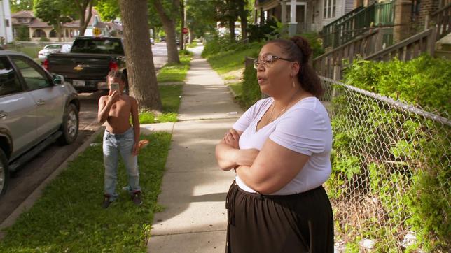 Bild: ARD Eine Frau steht in Milwaukee auf der Straße.