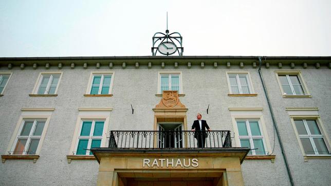 Bild: WDR/BTF/Johannes Obermaier Anklams Bürgermeister Michael Galander auf dem Rathausbalkon.