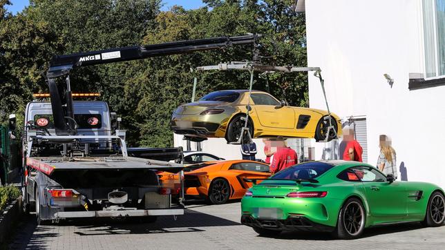 Bild: WDR Beschlagnahme von Luxusautos. Den Eigentümern wird die Hinterziehung von rund 48 Millionen Euro an Steuern in mehreren Glücksspielhallen vorgeworfen.