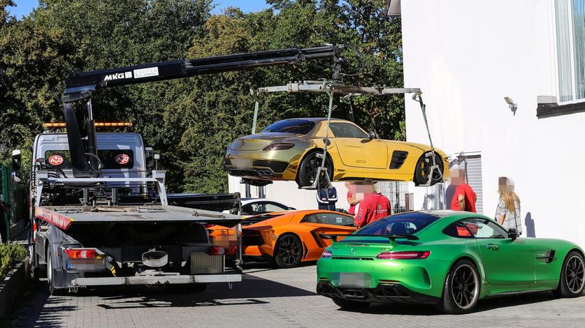 Bild: WDR Beschlagnahme von Luxusautos. Den Eigentümern wird die Hinterziehung von rund 48 Millionen Euro an Steuern in mehreren Glücksspielhallen vorgeworfen.