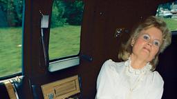 Hannelore Kohl in einer Limousine.