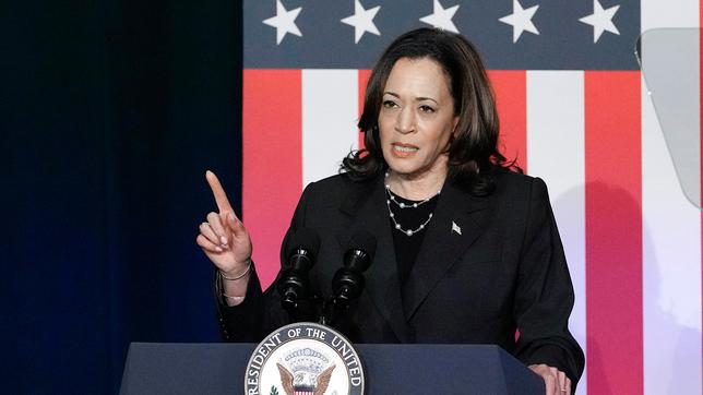 Bild: picture alliance/dpa/AP | Carlos Osorio US-Vizepräsidentin Kamala Harris kommt am17.07.2024 bei einer Wahlkampfveranstaltung in Kalamazoo, Michigan, an.