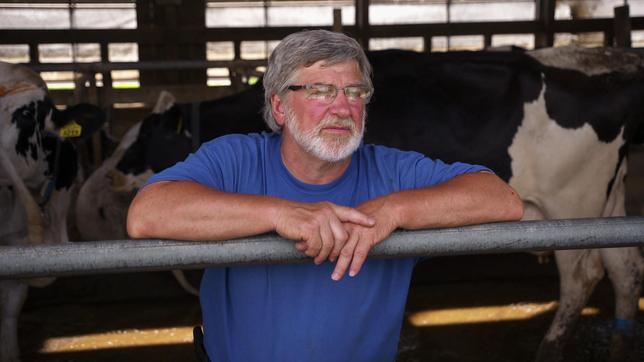 Bild: ARD Landwirt im US-Bundesstaat Wisconsin steht vor seinem Stall