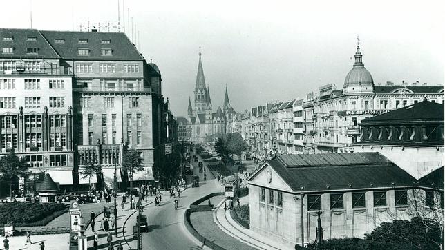 Bild: rbb/KaDeWe Das Kaufhaus des Westens – schon früh wurde es zum Mythos. - Fassade mit Wittenbergplatz und Gedächtniskirche um 1930.