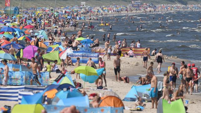 Bild: dpa/Stefan Sauer Großer Andrang am Ostseestrand auf der Insel Usedom
