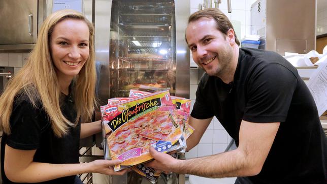 Bild: WDR/Dirk Borm Reporter Franziska Pröber und Thomas Becker beim Dr.Oetker-Check