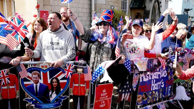Bild: picture alliance / empics/Owen Humphreys Royal-Fans freuen sich über die Hochzeit von Prince Harry und Meghan Markle.