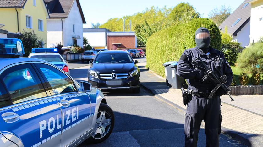 Schwerbewaffnete Polizisten bei einem Einsatz gegen eine Clan-Familie