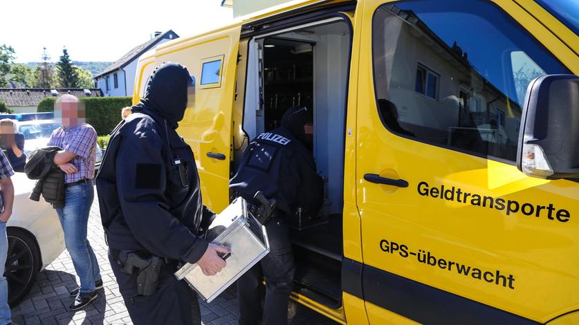 Bild: WDR Schwerbewaffnete Polizisten beim Abtransport von Bargeld, das eine Clan-Familie in einem Wohnhaus gebunkert hatte.