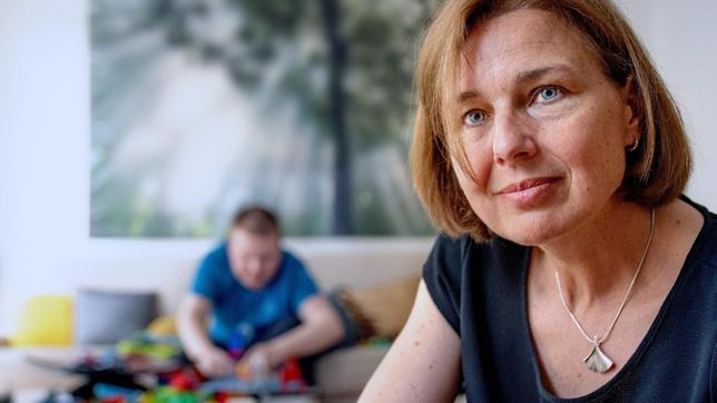 Bild: SWR/AV Medien 20 Jahre hat die alleinerziehende Katja ihren schwerbehinderten Sohn Aron umsorgt. Jetzt zieht er in eine WG für Autisten. Die Tochter verlässt für ihre Ausbildung ebenfalls das Haus. Was wird Katja mit der neuen Freiheit anfangen?