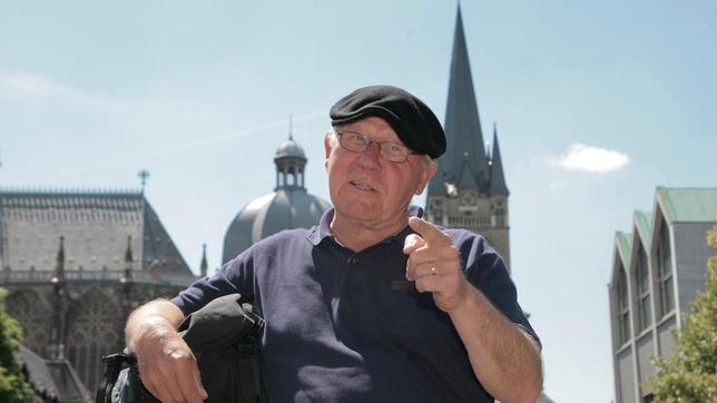 Bild: WDR/Dirk Borm 20 Jahre nach dem Fall der Mauer erkundet Filmemacher Armin Maiwald, was am "Wanderweg der deutschen Einheit" zu entdecken ist.