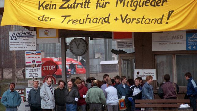 Bild: dpa-Bildarchiv/Jan-Peter Kasper Protest gegen die Treuhand in Berlin