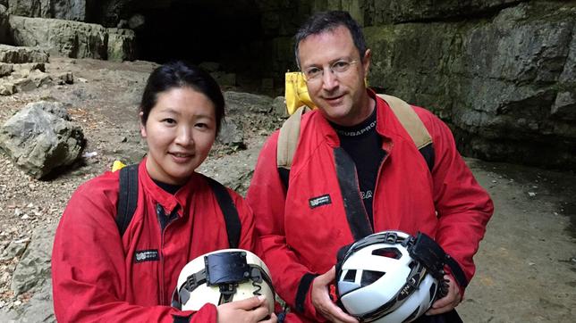 Bild: NDR Abenteuer Alb: Gast Azusa Mori und Reporter Klaus Scherer vor Erkundung der Falkensteiner Höhle bei Grabenstetten in Baden-Württemberg.