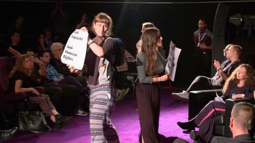 Aktivistinnen der Organisation BDS (Boycott, Divestment, Sanctions) demonstrieren im August bei einer Diskussionsveranstaltung des Popkultur- Festivals in Berlin. Weil die israelische Botschaft einen Reisekostenzuschuss von 500 Euro für einige Künstler zahlte, fordern sie Boykott des Festivals.