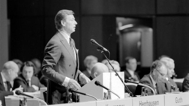 Bild: HR/Deutsche Bank AG/Historisches Institut/Lutz Kleinhans Alfred Herrhausen spricht bei der Hauptversammlung am 10. Mai 1989 in der Alten Oper/Frankfurt a.M..