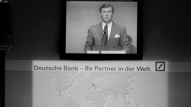 Bild: HR/Deutsche Bank AG/Historisches Institut/Lutz Kleinhans Alfred Herrhausen spricht bei der Hauptversammlung am 10. Mai 1989 in der Alten Oper/Frankfurt a.M..