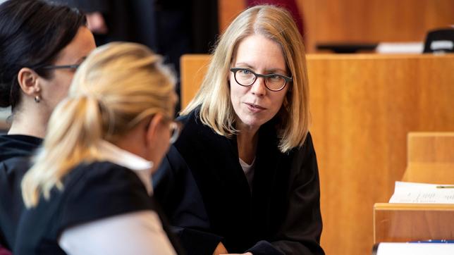 Archivfoto 2019: Oberstaatsanwältin Anne Brorhilker (r) vertritt vor dem Bonner Landgericht die Anklage.