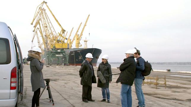 Bild: Radio Bremen/Kinescope Film GmbH Als erstes Filmteam durfte die "Story im Ersten"-Crew den geheimen Hafen Oktjabrsk in der Ukraine besuchen.