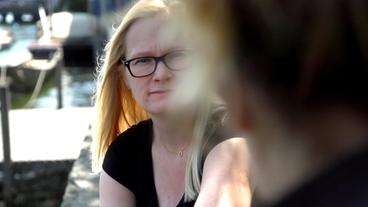 Annas Cyberstalker bedroht nicht nur sie, sondern attackiert auch ihren Arbeitgeber.