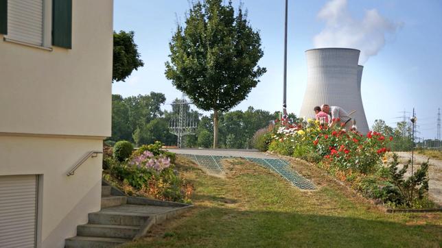 Anwohner des Kernkraftwerkes Gundremmingen in Bayern beim Rosenschneiden.