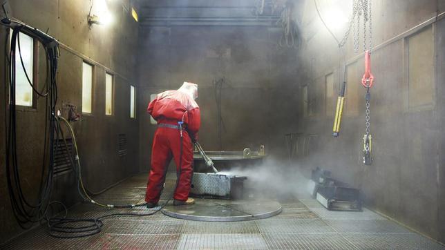 Arbeiter bei Dekontaminierung von Schrott aus dem ehemaligen Kernkraftwerk Greifswald.