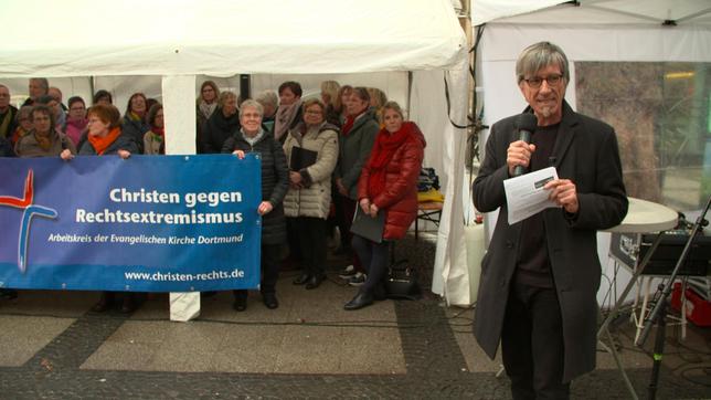 Bild: WDR Menschen mit einem Transparent mit der Aufschrift: Christen gegen Rechtsextremismus