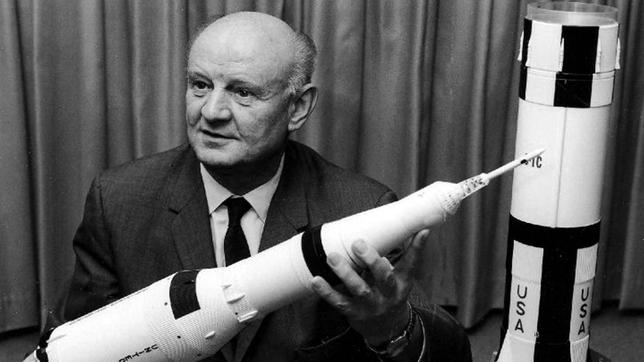 Bild: WDR/mauritius images/alamy Arthur Rudolph hält das Model einer Saturn V Rakete.