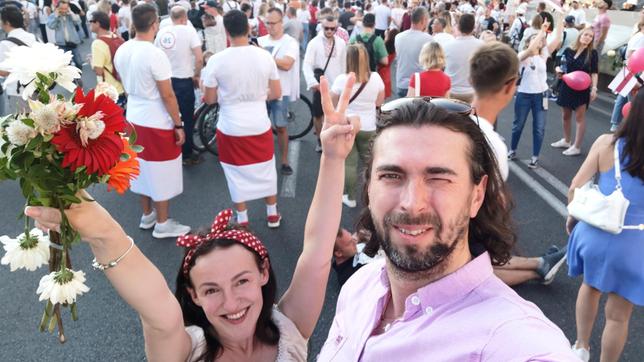 Bild: WDR/Lichtfilm Die Fernsehjournalisten Natalia und Mikhail Maksimow haben im August 2020 an den großen Protestmärschen in Minsk teilgenommen.