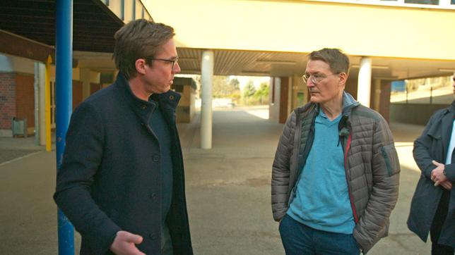 Bild: WDR/Beckground TV Autor Markus Feldenkirchen (l) und Prof. Dr. Karl Lauterbach, Bundesminister für Gesundheit.