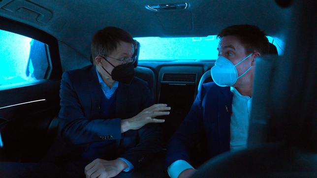 Bild: WDR/Beckground TV Autor Markus Feldenkirchen (r) unterwegs mit dem Bundesminister für Gesundheit Prof. Dr. Karl Lauterbach.