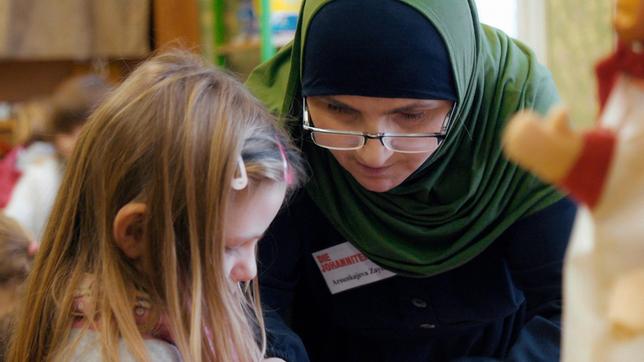Bild: SWR Die Flüchtlingsfrau aus Tschetschenien, Zainap Arsunkajewa, hat eine Teilzeitstelle als Helferin im Kindergarten gefunden.