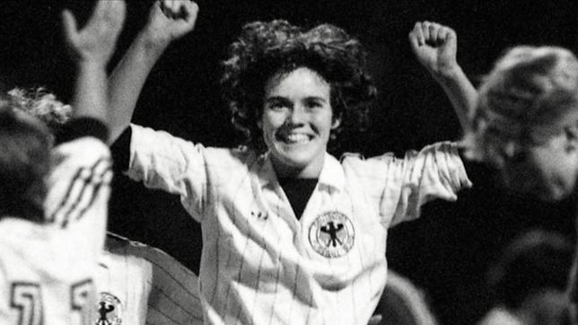 Bild: rbb/Picture Alliance Birgit Dahlke beim Torjubel im ersten Länderspiel gegen Schweiz 1982.