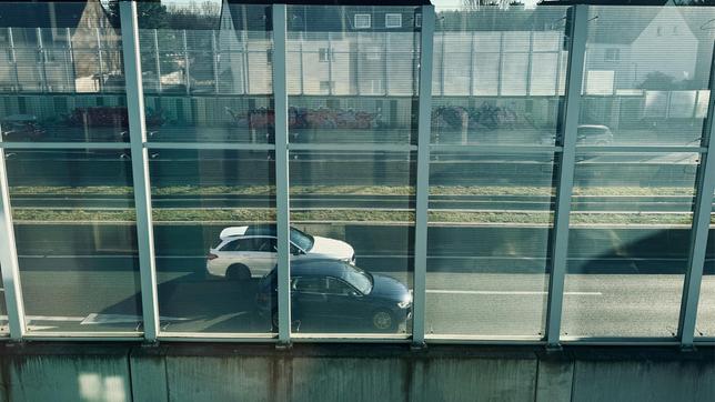 Brennpunkt Autobahn: Die A40 in Essen durchtrennt mehrere Stadtviertel. Die Wohnhäuser stehen teilweise nur wenige Meter vom Fahrbahnrand entfernt.