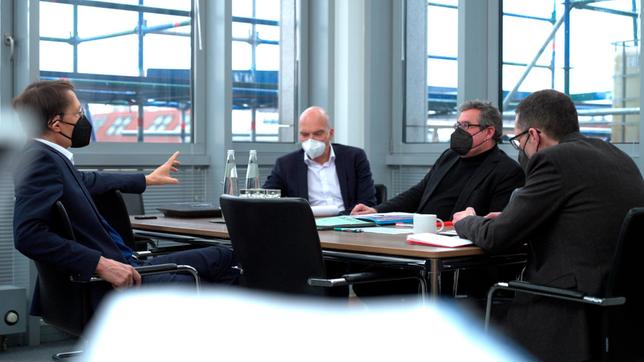 Bild: WDR/Beckground TV Bundesminister für Gesundheit Prof. Dr. Karl Lauterbach (l) mit Mitarbeitern seines Ministeriums.