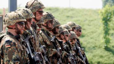 Bild: WDR/taglicht media GmbH/Frederik Walker Bundeswehr-Soldaten beim "Tag der Bundeswehr" 2018 in Dresden