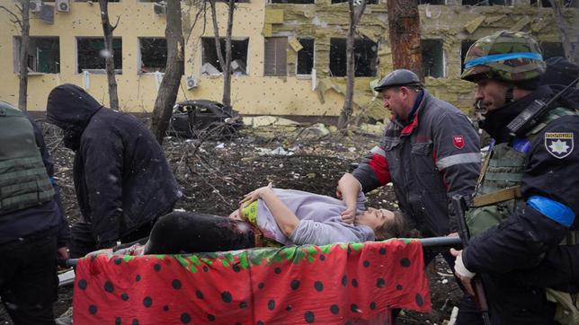 Bild: SWR/Mstyslav Chernov Chernovs Fotos der russischen Gräueltaten, u.a. der Bombardierung einer Entbindungsklinik, gingen um die Welt.