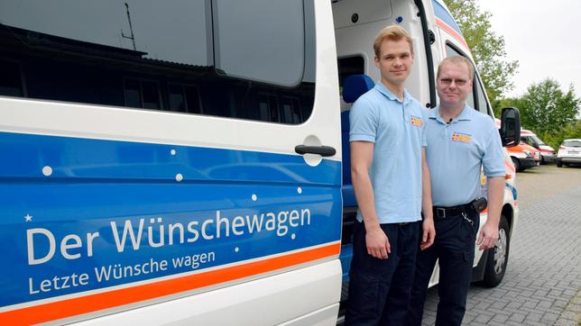 Bild: HR/Andreas Graf Christopher Loos (rechts) und Malte Gohr sind fast jede Woche mit dem Wünschewagen unterwegs.