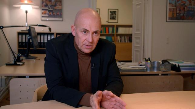 Claus Oxfeldt von der dänischen Polizeigewerkschaft findet, die unabhängige Kontrolle stärkt das Vertrauen der Bürger in die Polizei.