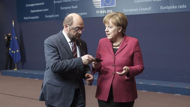 Bild: picture alliance/Wiktor Dabkowski Angela Merkel und Martin Schulz