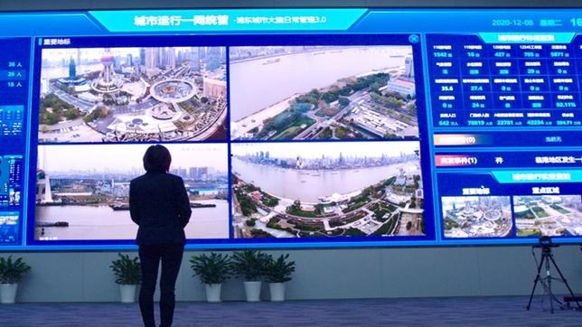 Bild: NDR Das "Gehirn" von Shanghai. Auf über eine Million Kameras können sich die Behörden schalten. Wer Regeln bricht, wird sofort kontaktiert.