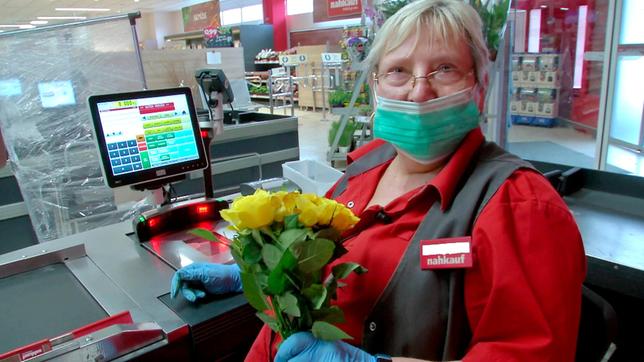 Die Arbeit der Kassiererinnen im Supermarkt ist nicht einfach, Atemschutzmasken sind gerade schwer aufzutreiben und Plexiglas im Baumarkt ist ausverkauft.