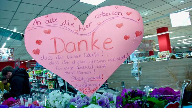 Beschriftetes Herz: Ein Zeichen der Dankbarkeit der Kunden im Supermarkt von Michael Lind.