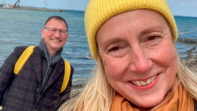 Das Leben von Claudia und ihrem Mann Uwe hat sich im September 2023 dramatisch verändert. Er erhält die Diagnose ALS. Die Nervenkrankheit ist unheilbar. Uwes Zustand verschlechtert sich rasant. Eine Herausforderung für Claudia, die ihn bei allen Entscheidungen unterstützt und bis zuletzt an seiner Seite ist: beim letzten Gleitschirmflug, dem Einzug ins Hospiz, bei seinem Tod. Und darüber hinaus. - Claudia Finke mit Ehemann Uwe Korous