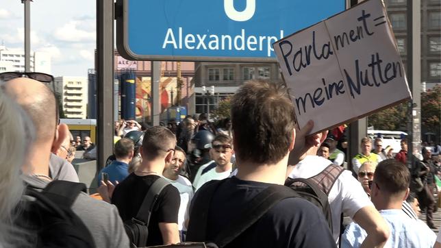 Demonstration gegen die Corona-Maßnahmen auf dem Alexanderplatz in Berlin