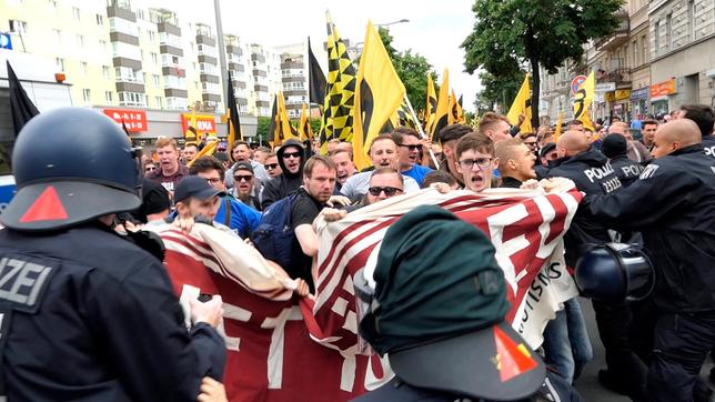 Bild: NDR/Sebastian Heidelberger Demonstration der „Identitären“ im Juni 2017 in Berlin