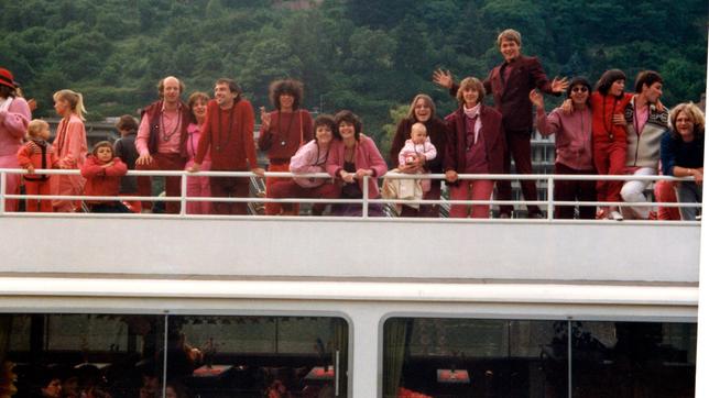 Bild: WDR/Nina Ruho Lösel Bhagwan Anhänger auf einem Rheinschiff - ca. 1984.
