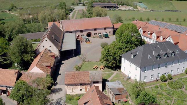 Bild: HR Der Hof Fleckenbühl bei Marburg aus der Luft.